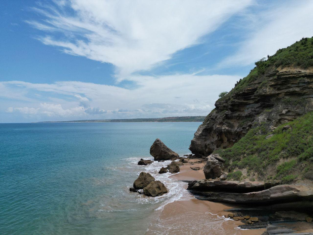Praia de Cabo Ledo vista do alto com mar cristalino e areias claras