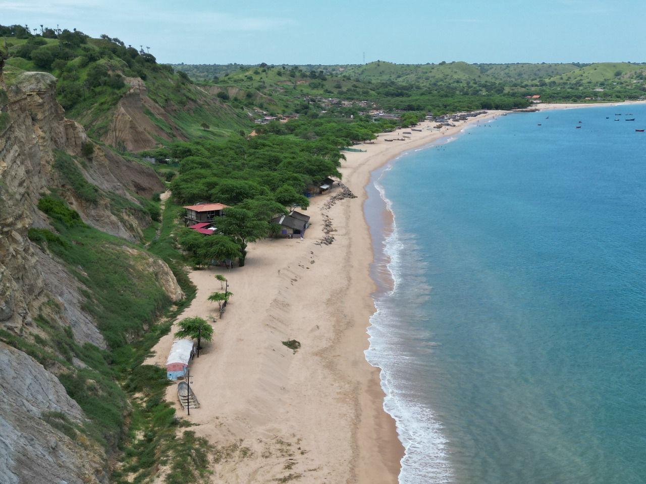 Praia de Cabo Ledo vista do alto com mar cristalino e areias claras