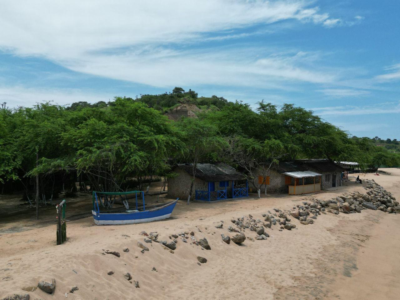Praia de Cabo Ledo vista do alto com mar cristalino e areias claras
