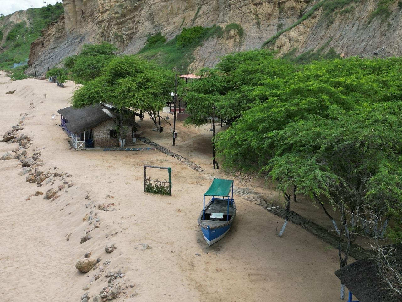 Praia de Cabo Ledo vista do alto com mar cristalino e areias claras