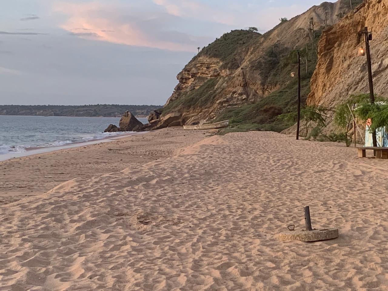 Praia de Cabo Ledo vista do alto com mar cristalino e areias claras
