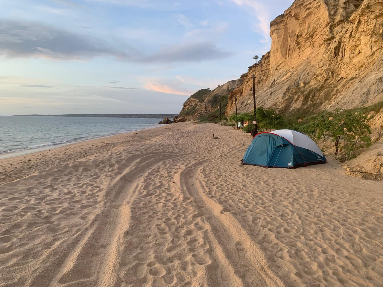 Praia de Cabo Ledo vista do alto com mar cristalino e areias claras