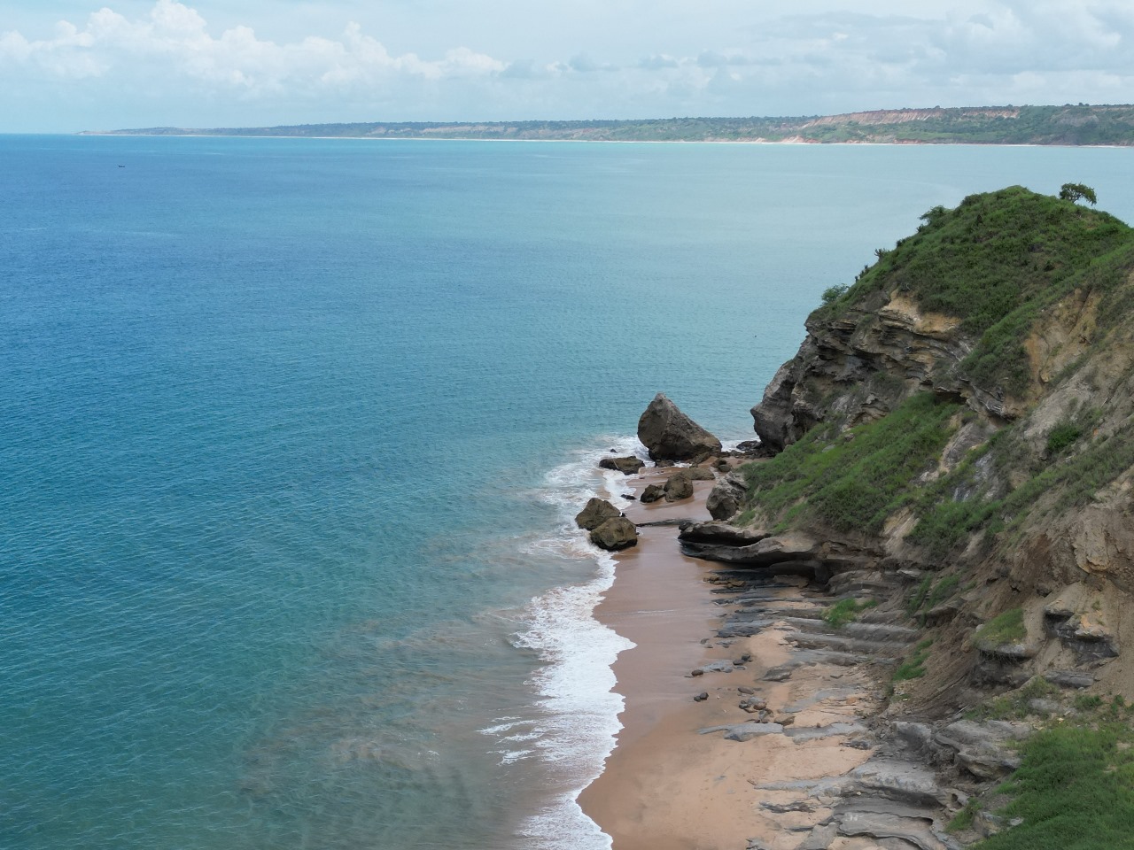 Vista aérea do mar e das falésias de Cabo Ledo