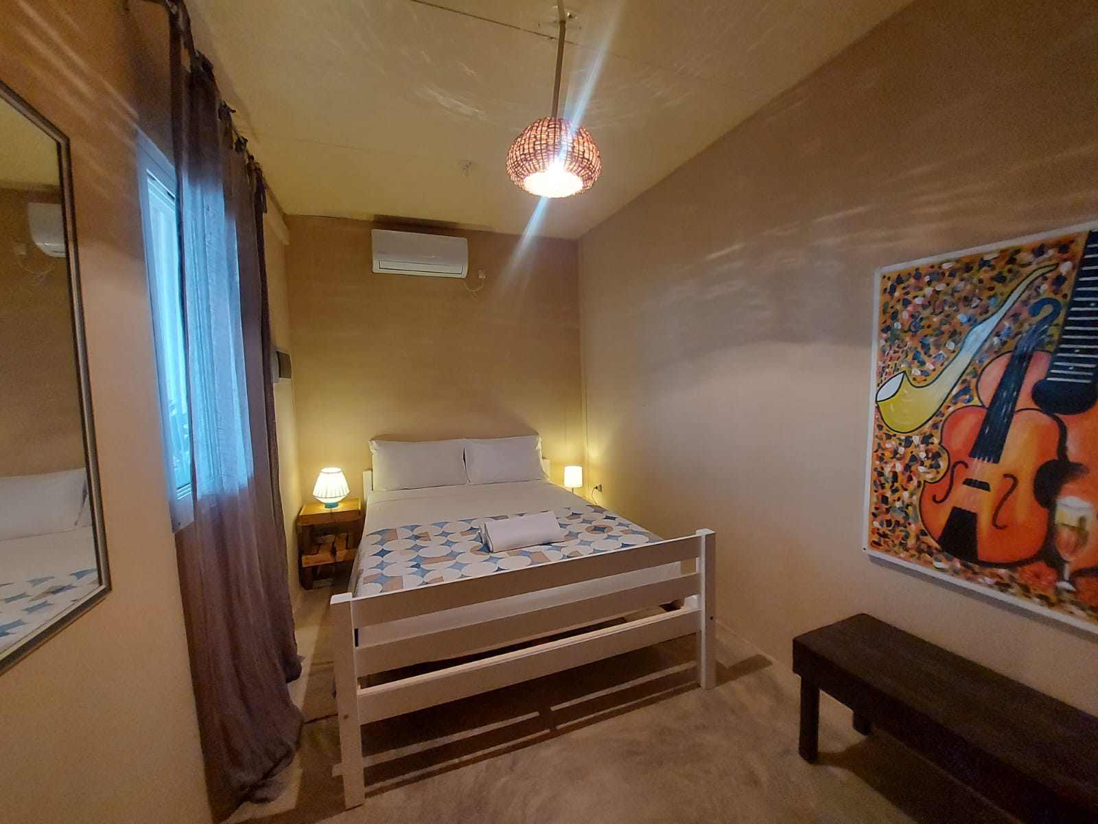 Quarto acolhedor com decoração artística e iluminação suave